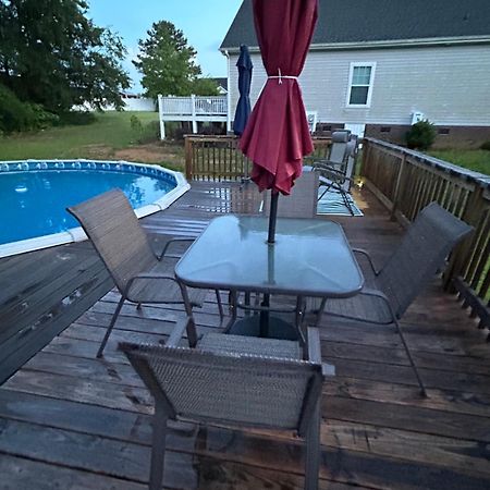 Home Away From Home With Pool Rocky Mount Kültér fotó